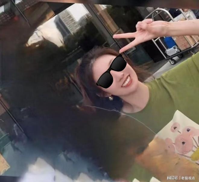 轨小12岁美女送百万豪车女方照片流出pg电子模拟器试玩传某知名教育博主出(图2)